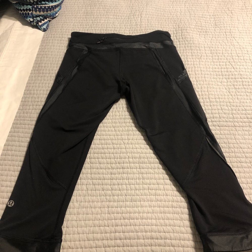Black Capri pants lululemon with waist tie